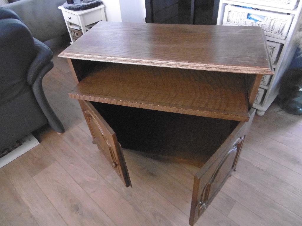 Praktisch TV-meubel, afmetingen: H69 B88 D39 cm, Ophalen, Gebruikt, Recht-toe-recht-aan degelijkheid, charme van authentieke allure