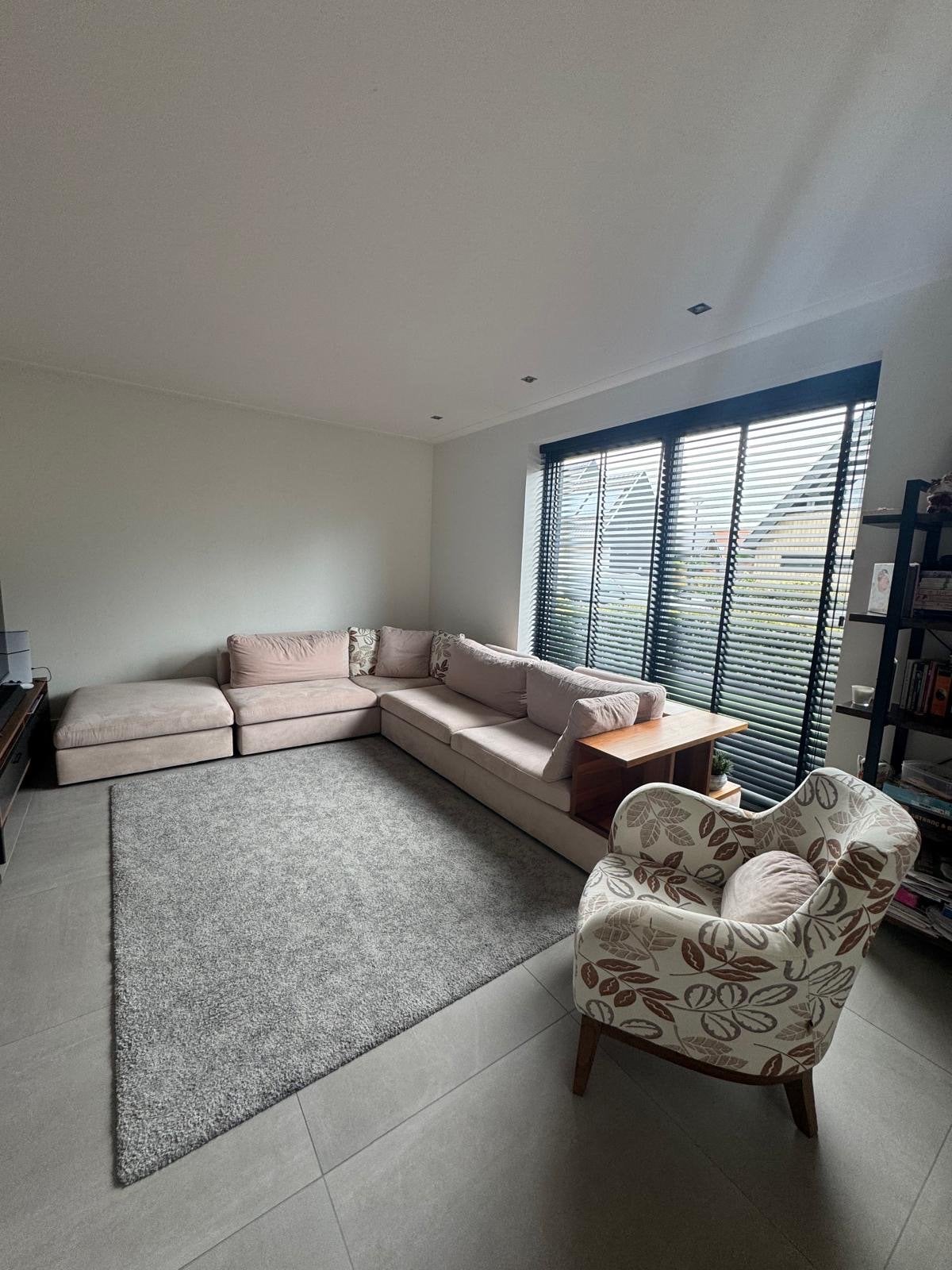 Comfortabele hoekbank met chaise longue en houten elementen, Huis en Inrichting, Banken | Complete zithoeken, Ophalen, Gebruikt