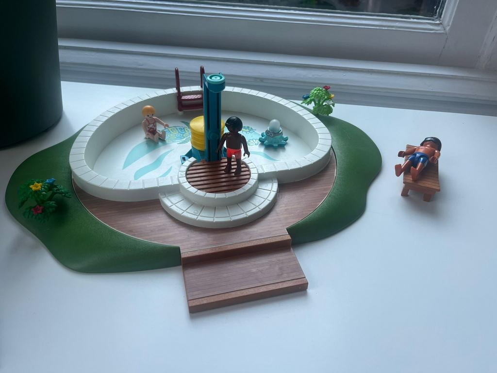 Playmobil zwembad en speeltuin met poppetjes, Ophalen of Verzenden, Zo goed als nieuw