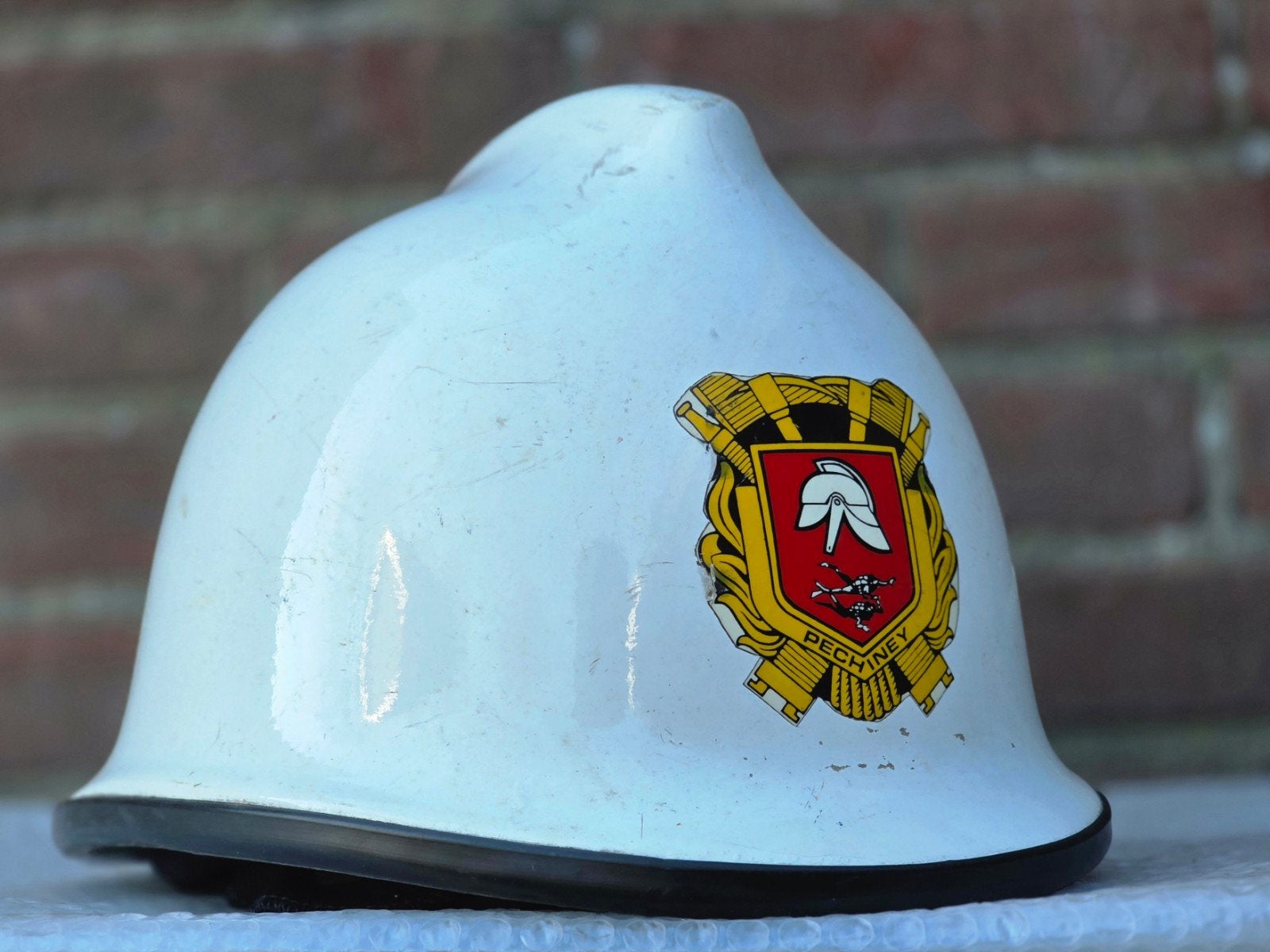 brandweerhelm brandweer Nederland bedrijfsbrandweer Pechiney, Ophalen of Verzenden, Landmacht, Nederland, Embleem of Badge