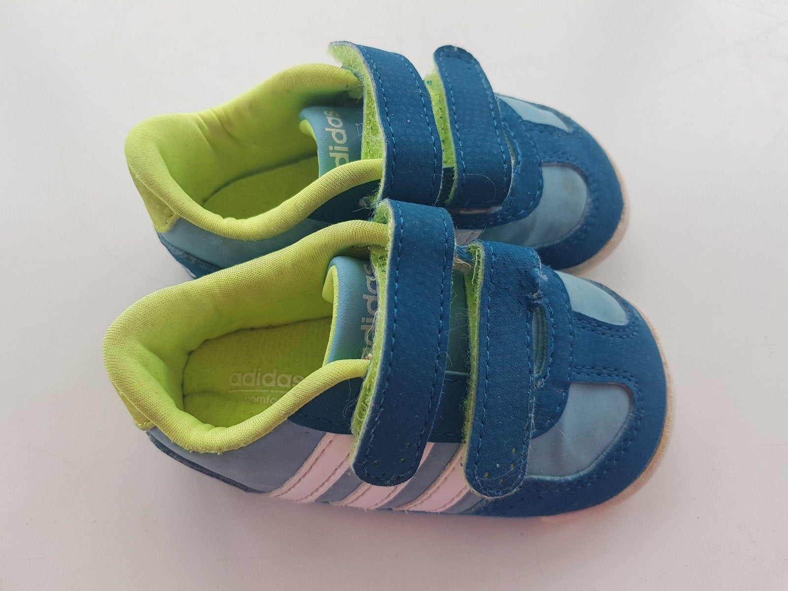 Adidas Baby Slofjes Dino Crib Blauw/Groen maat 19/20, Kinderen en Baby's, Babykleding | Schoentjes en Sokjes, Gebruikt, Ophalen of Verzenden