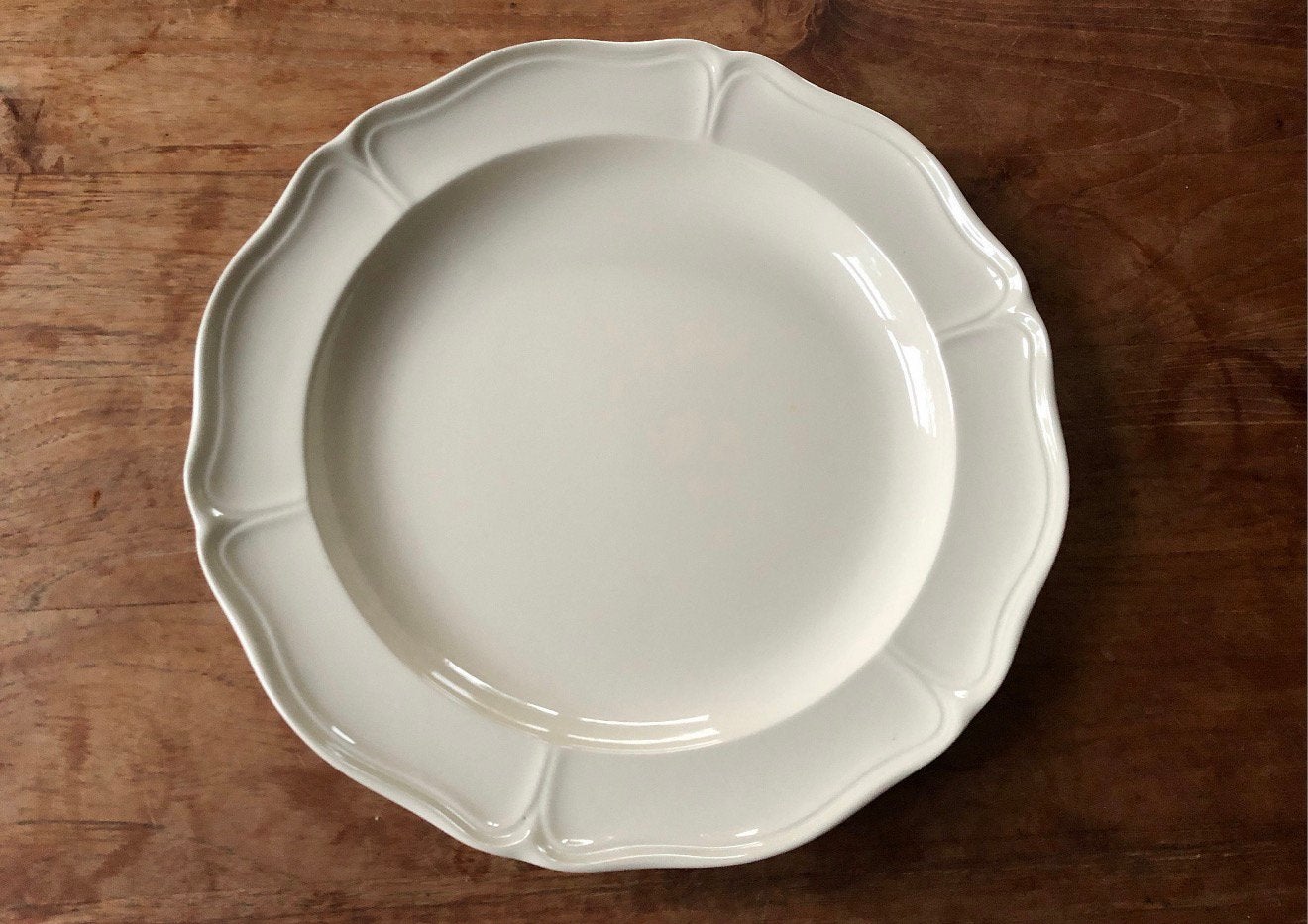 Wedgwood Queen's Plain onderbord/schaal 32cm, Ophalen of Verzenden, Zo goed als nieuw, Aardewerk, Schaal of Schalen