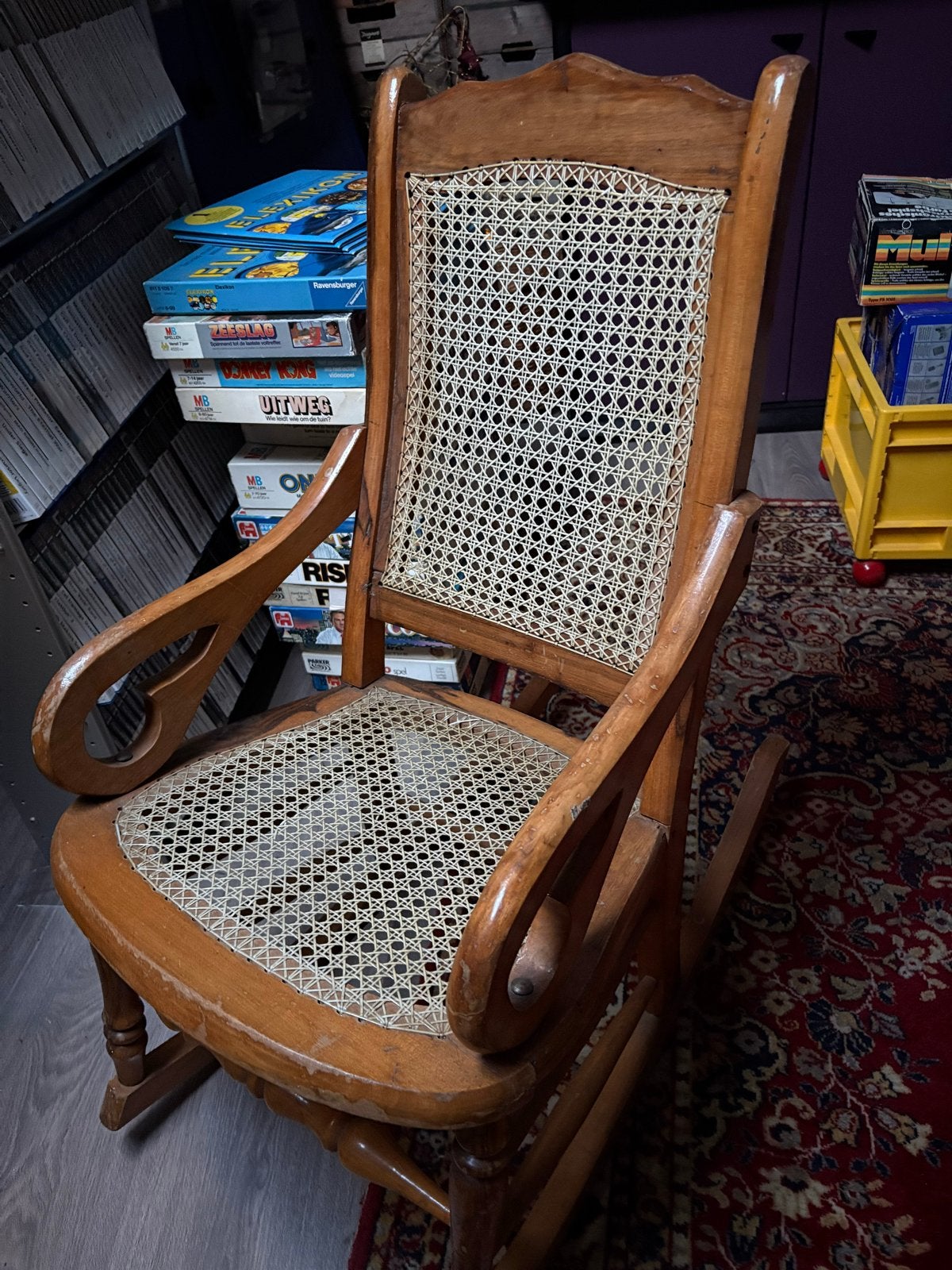 Vintage houten kinder schommelstoel met rieten zitting, Antiek en Kunst, Ophalen