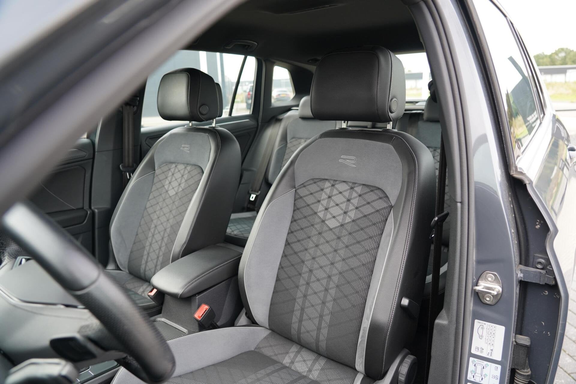 Volkswagen Tiguan 1.4 TSI eHybrid R-Line Business+ | Sfeerve, Auto's, Gebruikt, Zwart, 4 cilinders, Met garantie (alle)