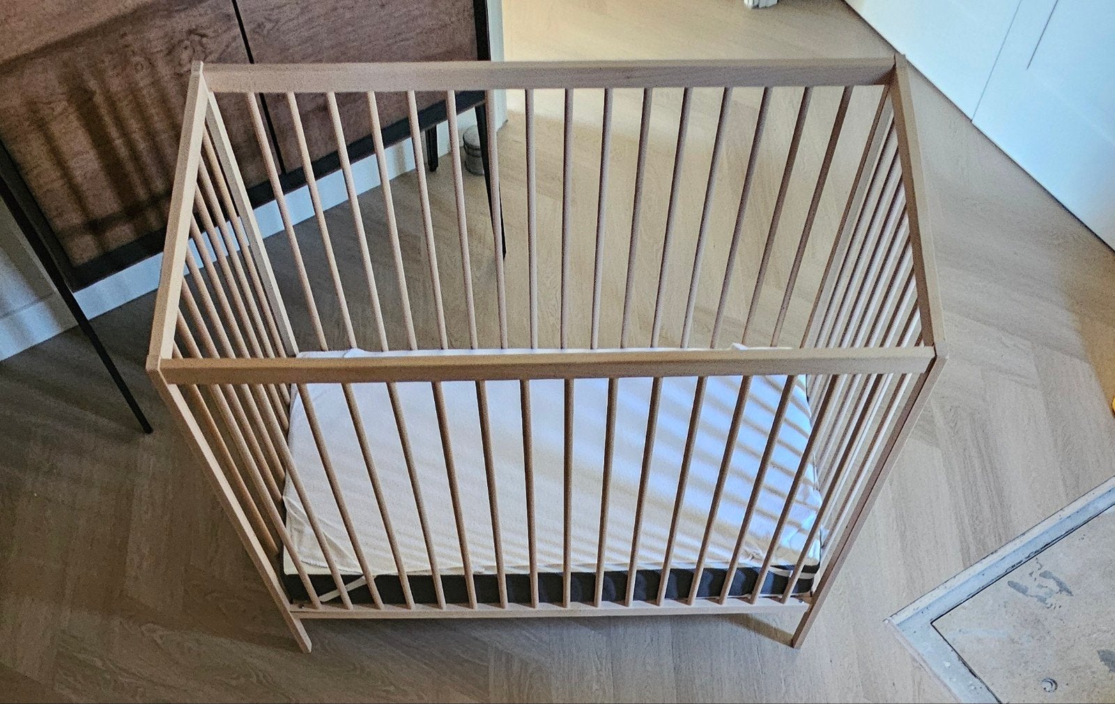 Houten ledikantje met matras, Ophalen, Gebruikt, Ledikant