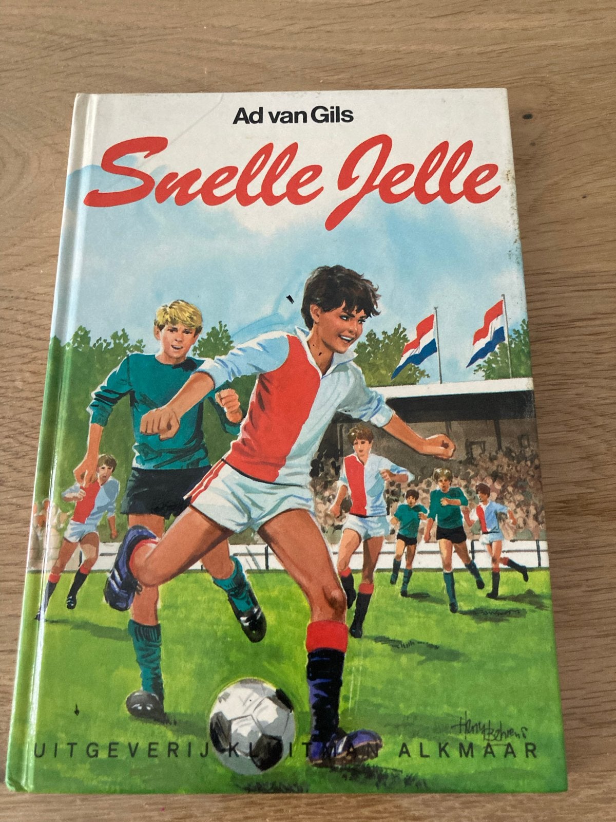 Snelle Jelle - Ad van Gils (Voetbalboek), Boeken, Sportboeken, Ophalen of Verzenden, Gelezen, Balsport