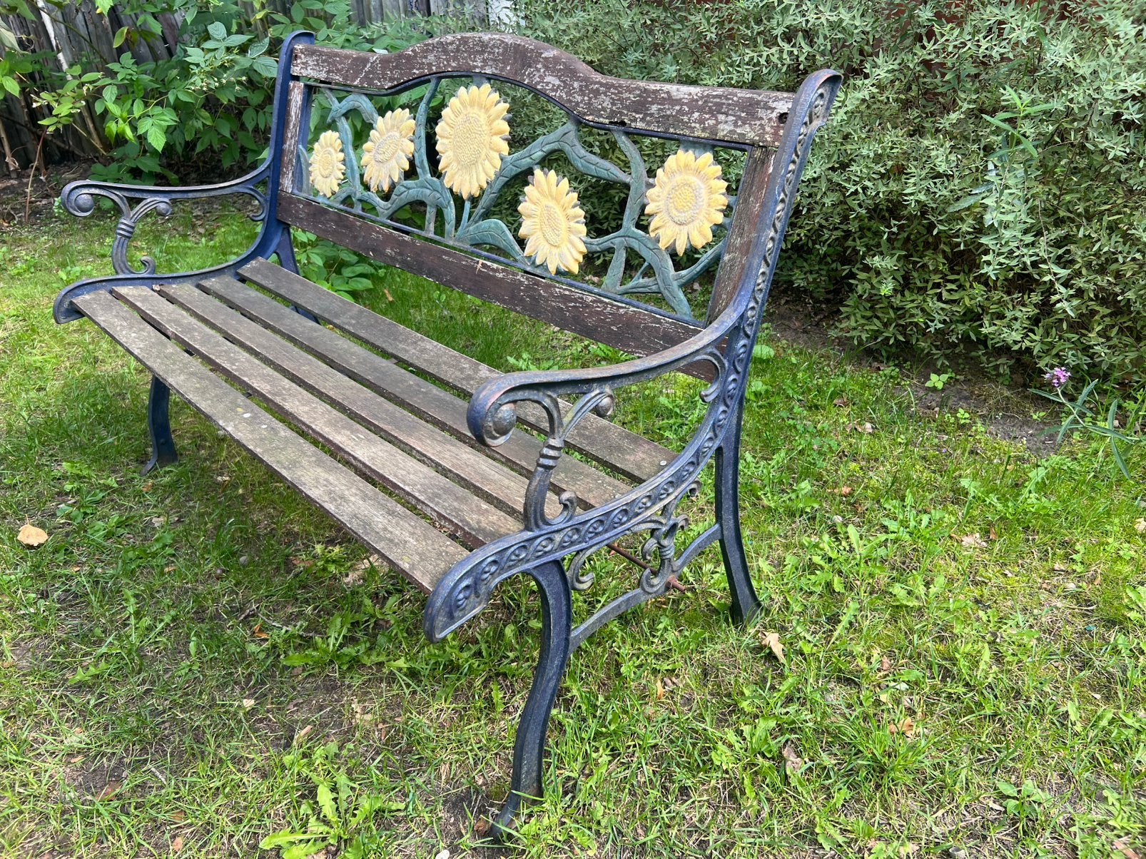 Vintage tuinbank met gietijzeren frame en zonnebloemen, Ophalen, Gebruikt, Hout