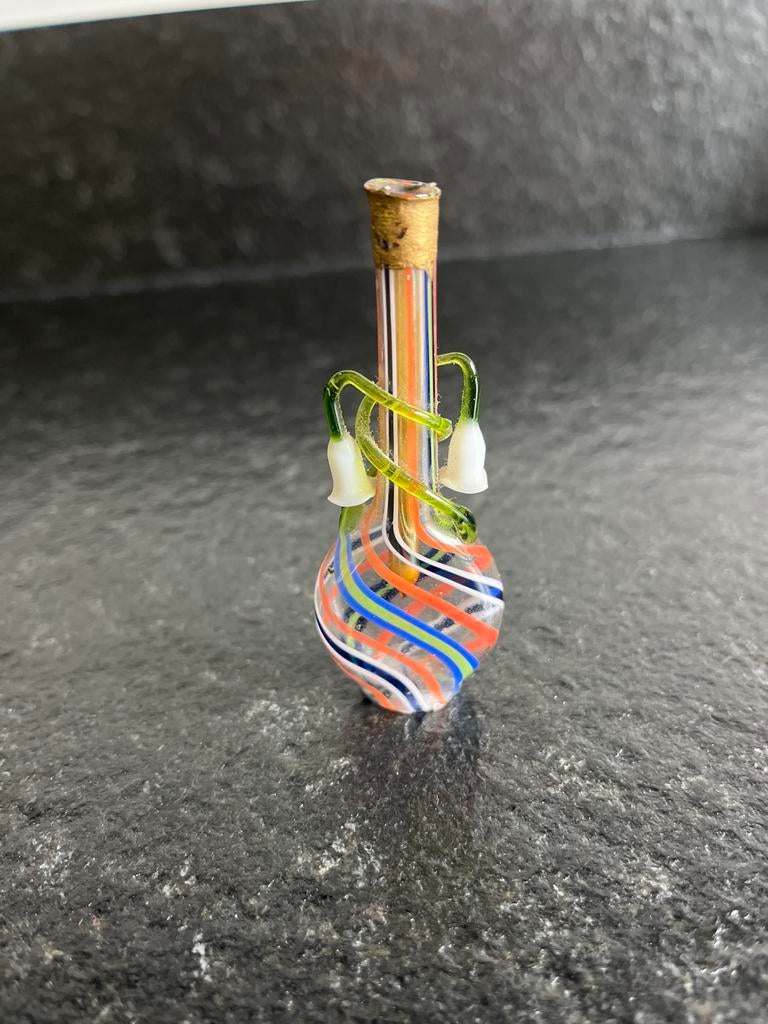 Kleurrijke glazen parfum fles met bloemdecoratie, Antiek en Kunst, Antiek | Glas en Kristal, Ophalen of Verzenden
