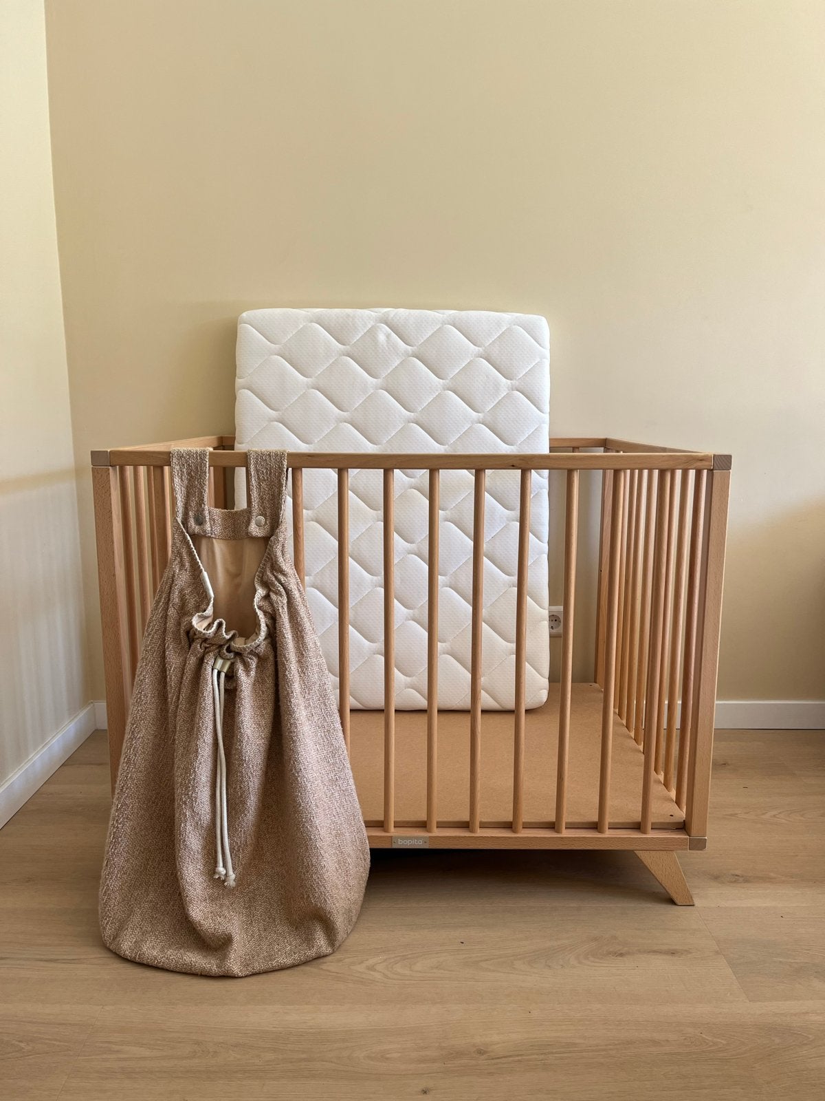 Bopita houten box met Koeka boxzak en matras, Ophalen, Zo goed als nieuw, Vierkant, Boxkleed