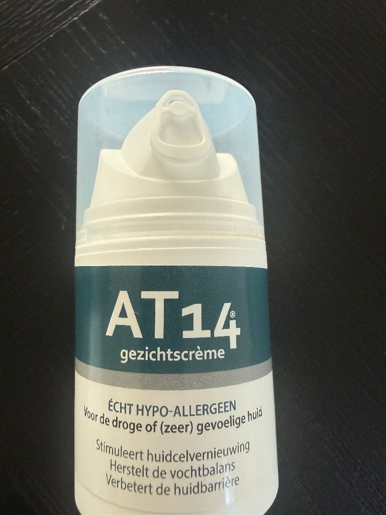 Gezichtscrème AT 14, Ophalen of Verzenden, Nieuw, Gehele gezicht, Verzorging