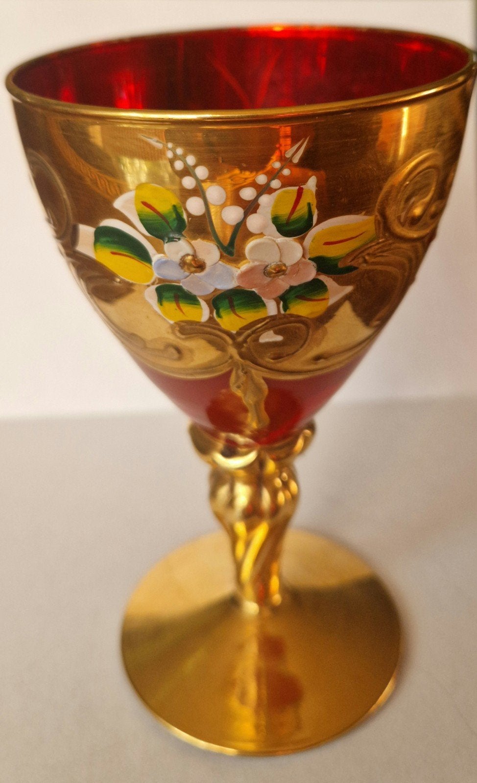 Vintage Tre Fuochi Murano Wijnglas rood kristal emaille goud, Antiek en Kunst, Antiek | Glas en Kristal, Verzenden