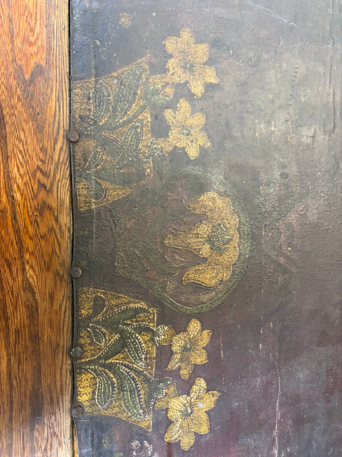 Antieke Engelse tafel met leren blad en bloemmotief, Ophalen of Verzenden