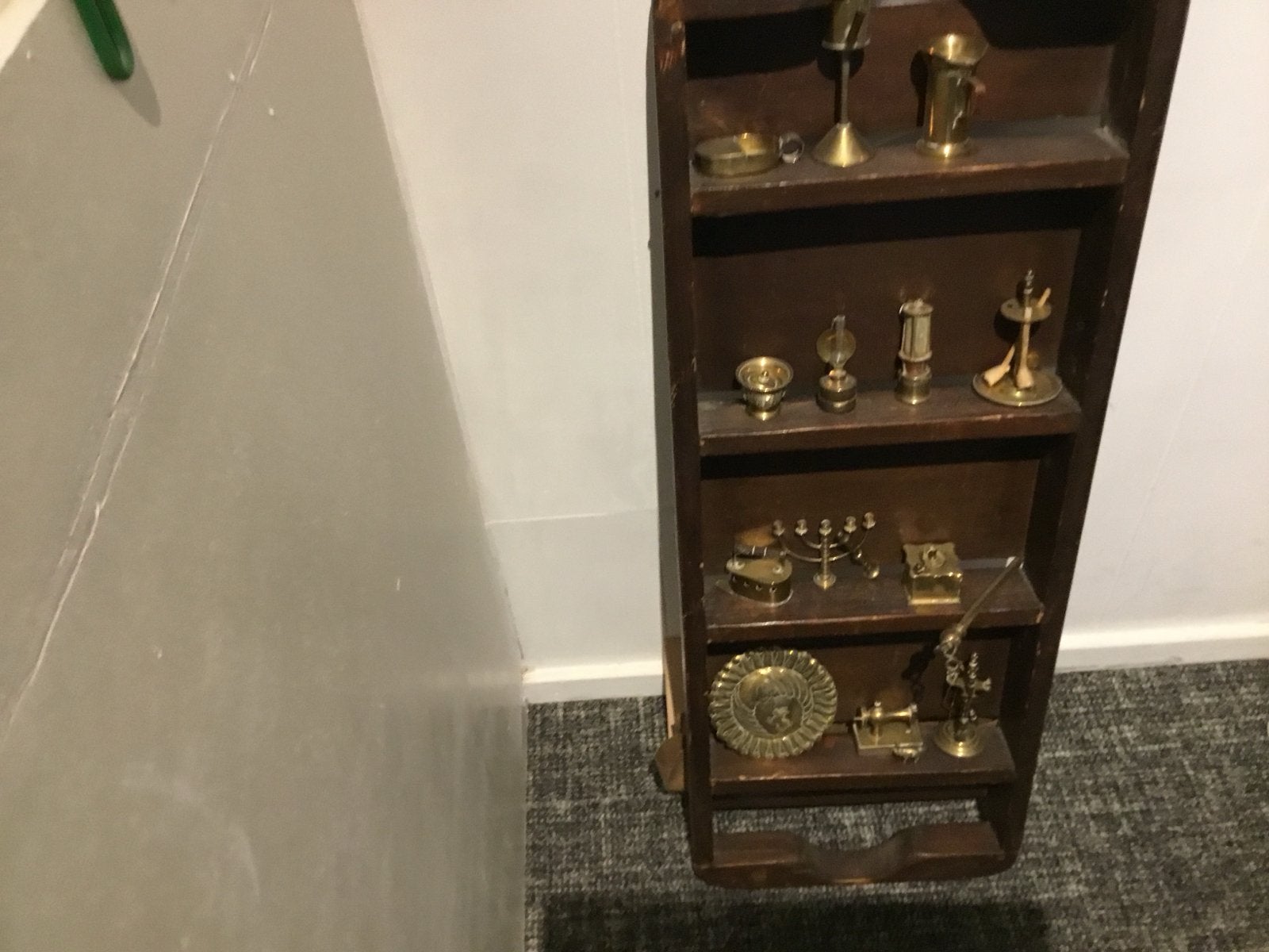 Houten rek met diverse messing miniaturen, Antiek en Kunst, Ophalen, Koper