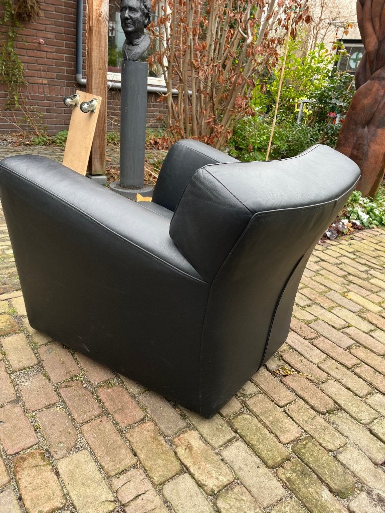 Label Barzoi fauteuil Gerard van de Berg Zwart leer, Gebruikt, 75 tot 100 cm, Dutch Design Mancave Brutalisme Loungen, 50 tot 75 cm