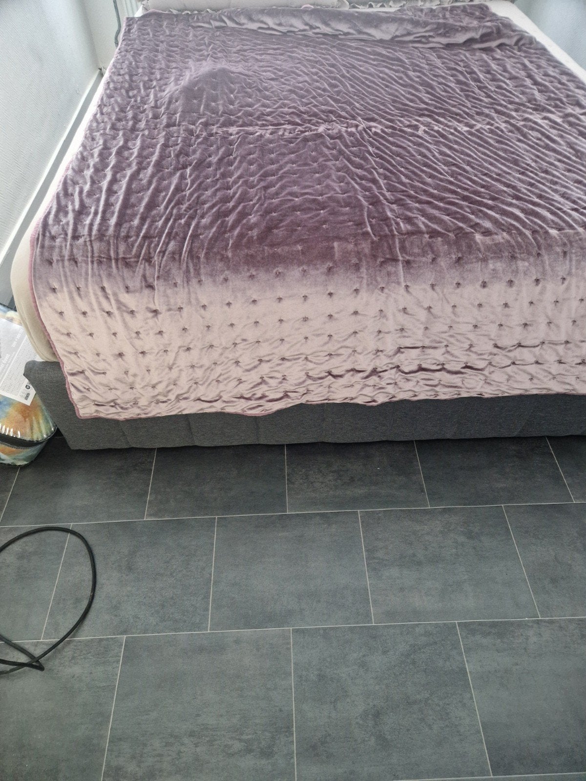 Comfortabel tweepersoonsbed met fluwelen sprei, Ophalen, Gebruikt, Overige kleuren, Tweepersoons