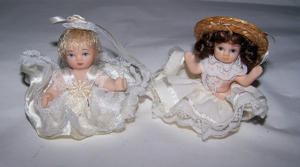 2 prachtige antieke porseleinen mini poppetjes. Nwst., Ophalen of Verzenden, Zo goed als nieuw