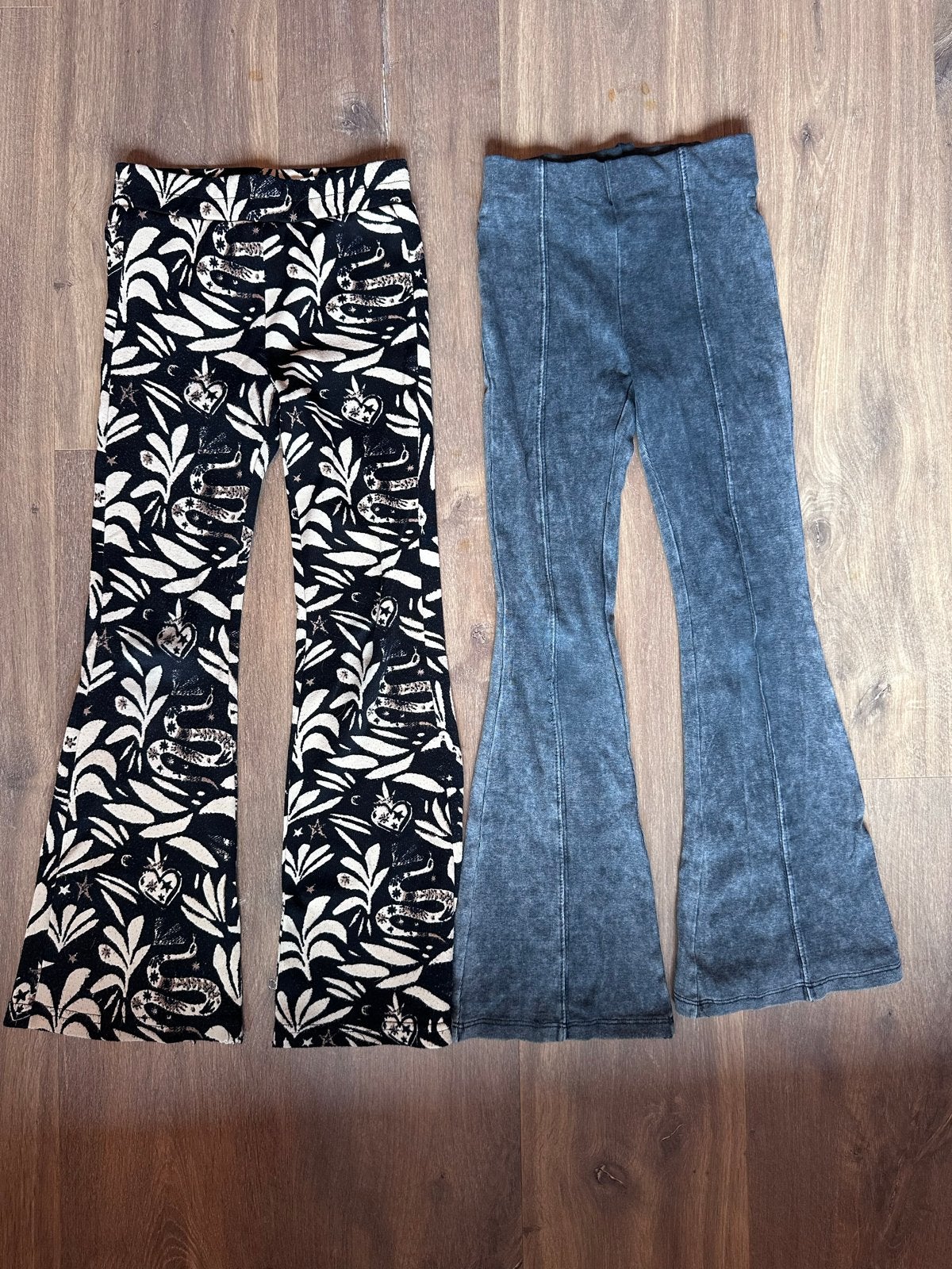 2 flared broeken maat 122 - zwart/wit en grijs, Kinderen en Baby's, Kinderkleding | Maat 122, Ophalen of Verzenden, Gebruikt, Meisje