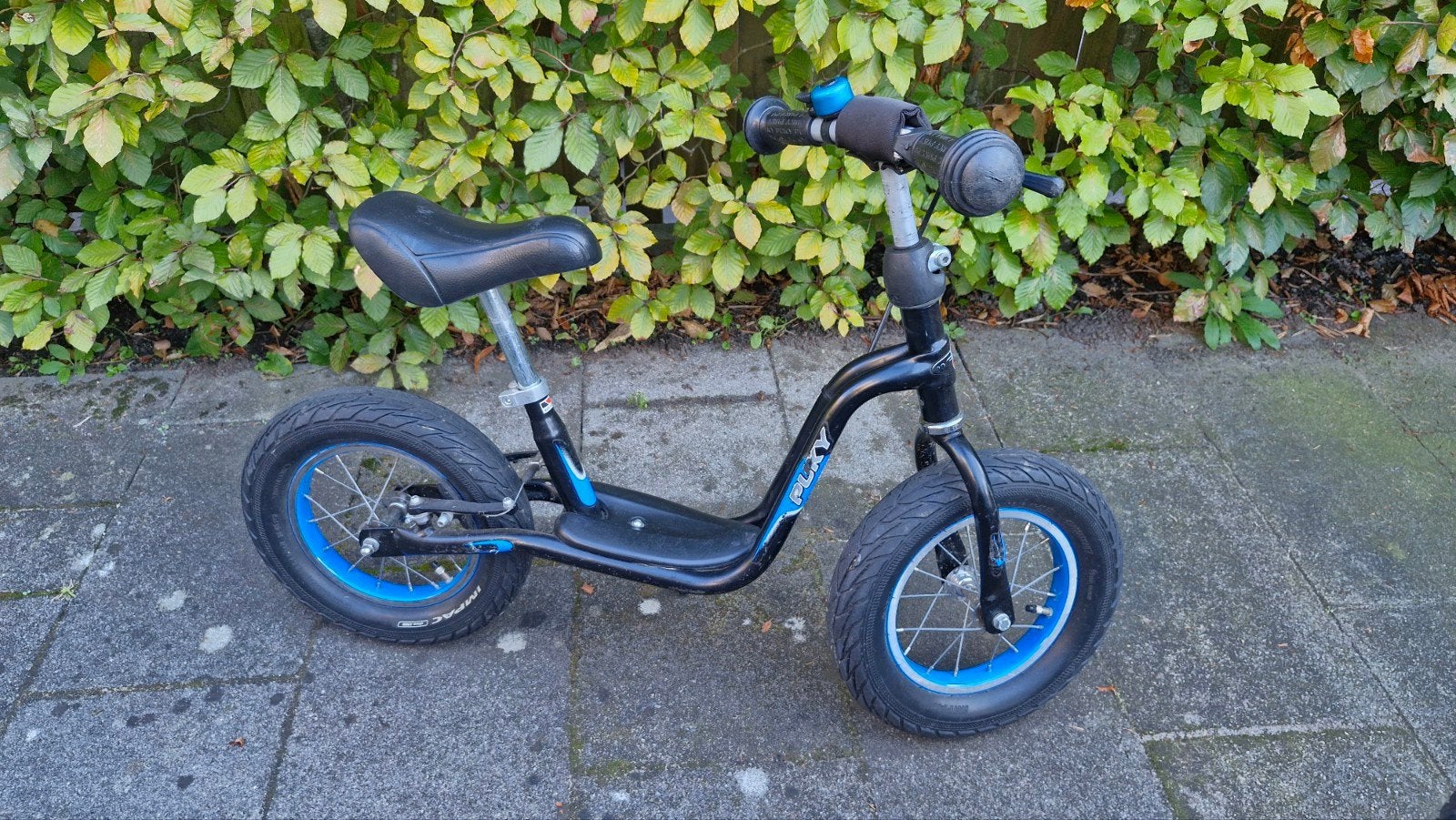 Puky loopfiets 12 inch, zwart met blauwe accenten, Fietsen en Brommers, Ophalen, Gebruikt, Velgrem, Puky