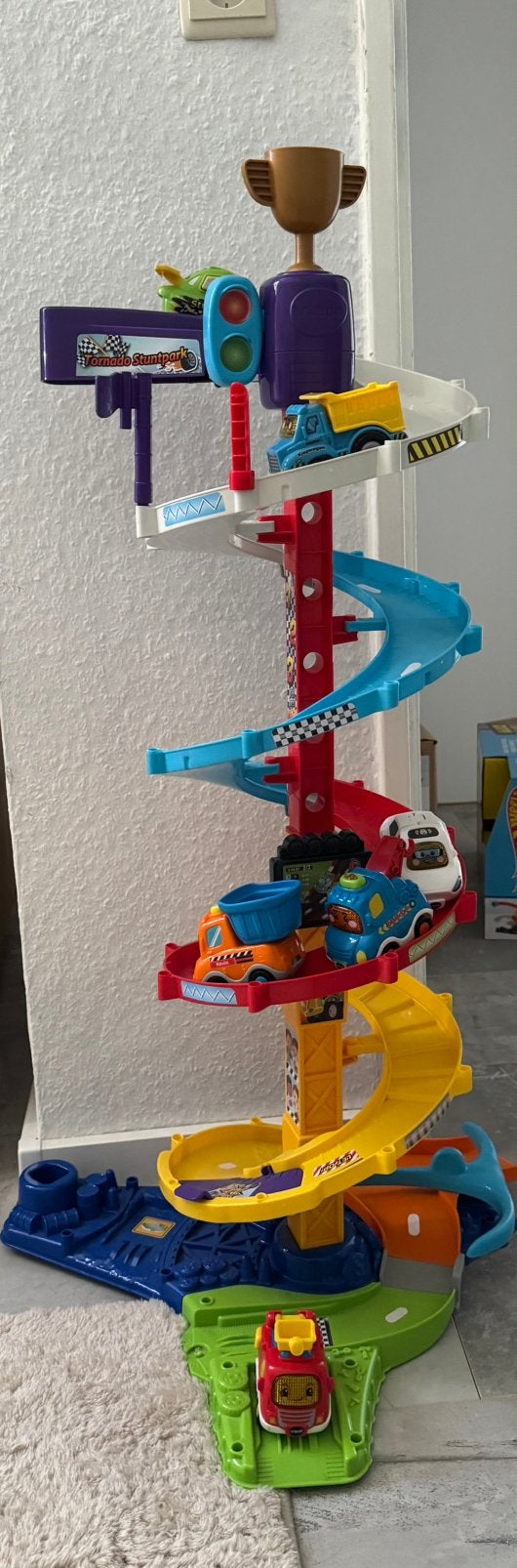 V tech toet toet tornado stuntpark, Racebaan, Zo goed als nieuw, Handmatig, Ophalen