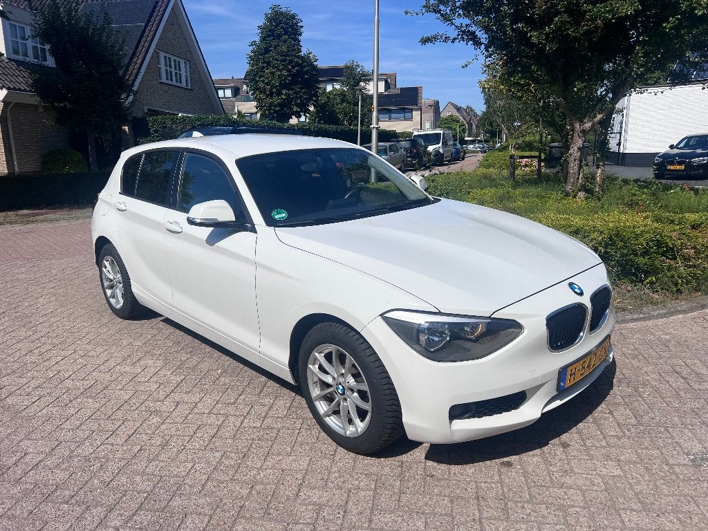 BMW 1-Serie 116i 136PK 5D 2014 Wit, Dealer onderhouden, Zwart, 4 cilinders, Wit