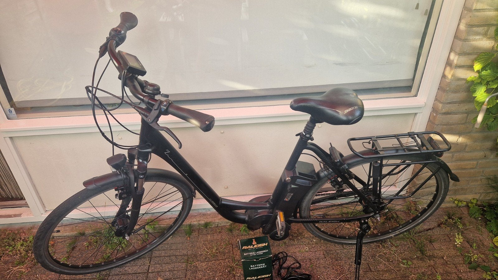 meer dan mooie, snelle matzwarte Raleigh Dover, Fietsen en Brommers, Elektrische fietsen, Zo goed als nieuw, 51 tot 55 cm, 50 km per accu of meer
