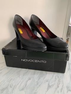 Zwart Leren Dames Pump Novocento mt 39, Kleding | Dames, Schoenen, Zo goed als nieuw, Pumps, Zwart, Ophalen of Verzenden