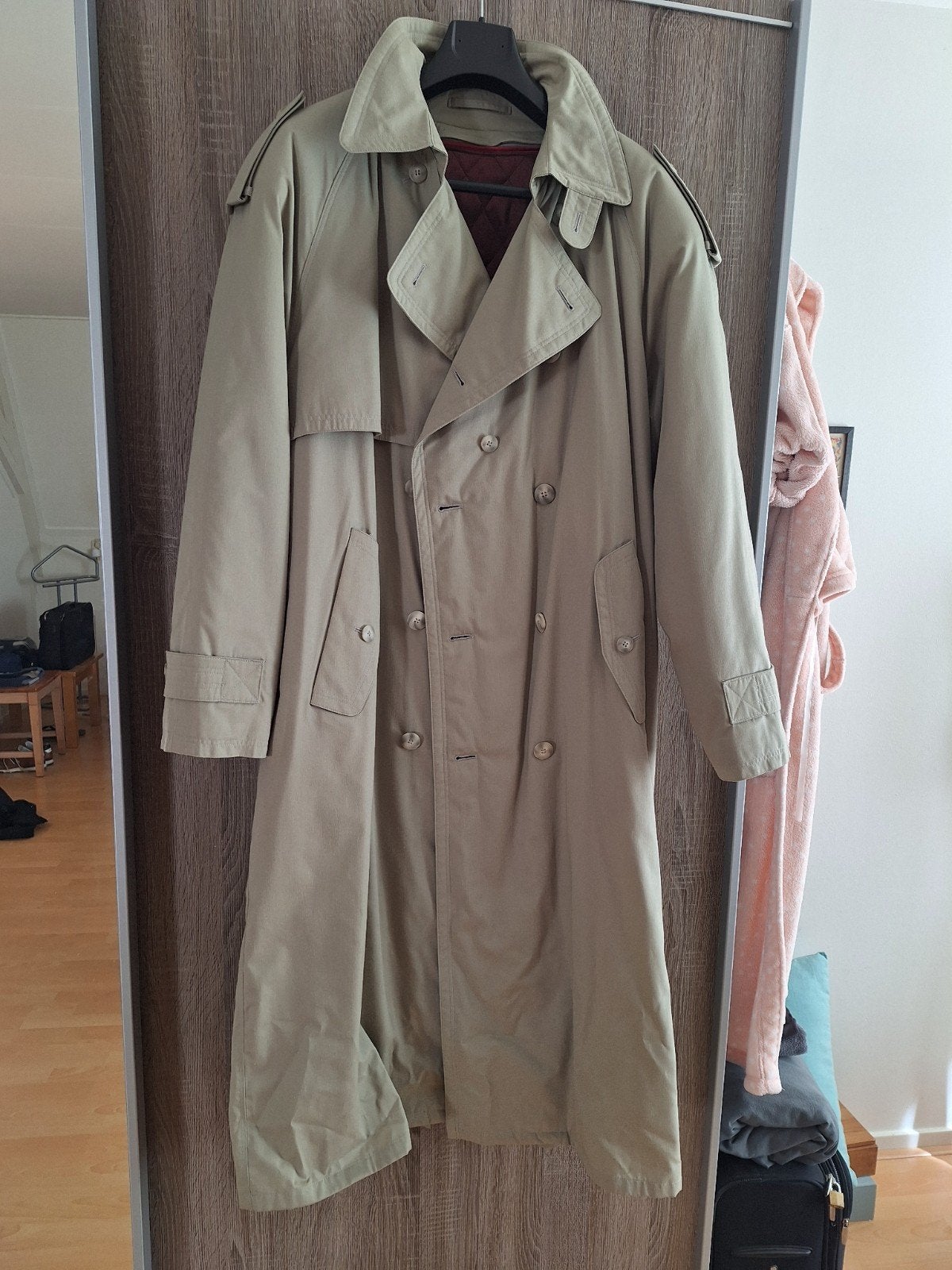 Stijlvolle beige trenchcoat voor heren. maat 52, Maat 52/54 (L), Onbekend, Beige, Ophalen of Verzenden