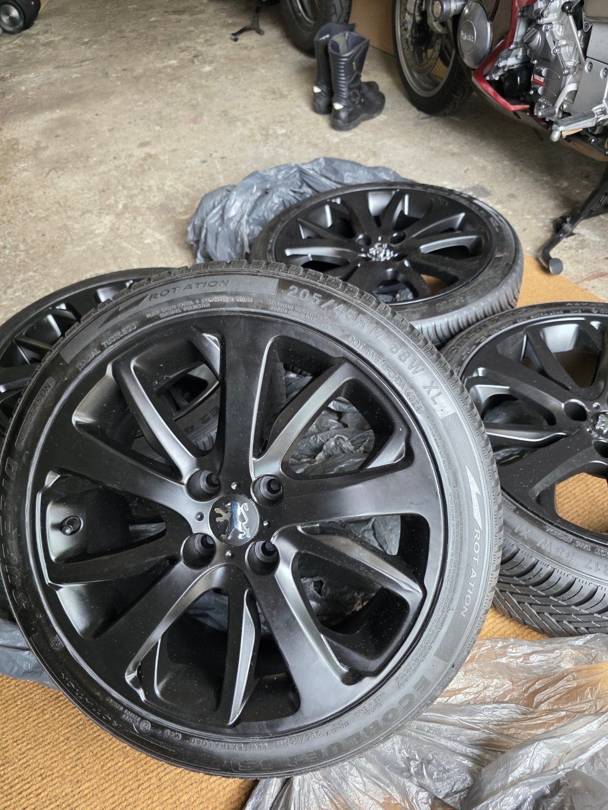 Zwarte Peugeot velgen 17" met all season banden, Ophalen, Gebruikt, Banden en Velgen, 17 inch