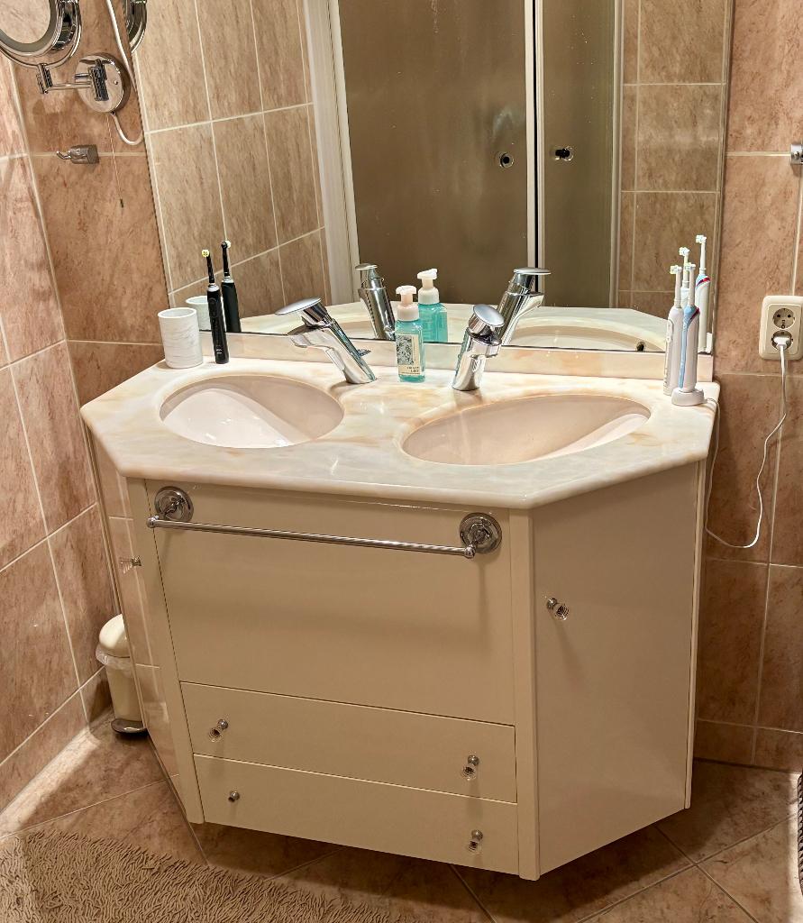 Dubbele wastafel marmer, Grohe kranen, kast, vergrootspiegel, Ophalen, 100 tot 150 cm, Zo goed als nieuw, Minder dan 100 cm