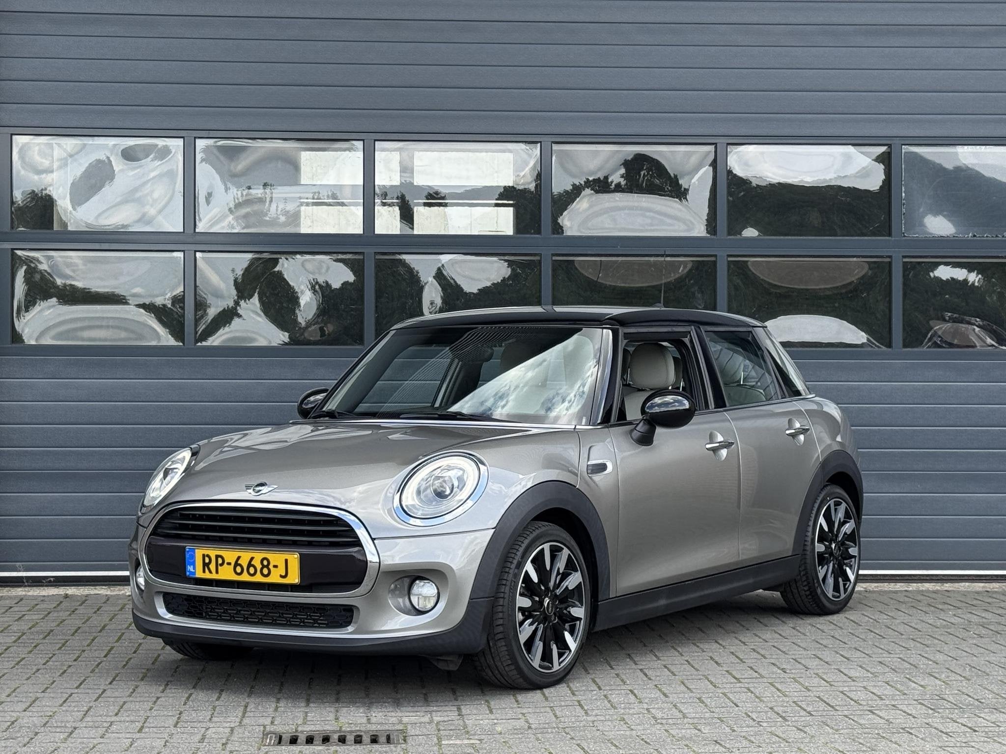 MINI COOPER 1.5 CHILI SERIOUS BUSINESS I DEALER ONDERHOUDEN, Auto's, Mini, 136 pk, Gebruikt, Met garantie (alle), Leder en Stof