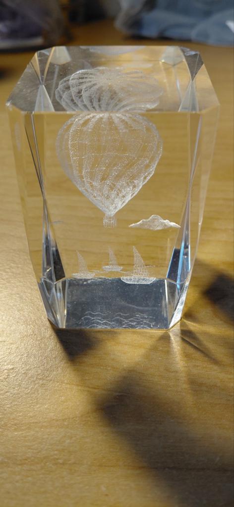 Glazen presse-papier met 3D-gravure: Kat en Luchtballon, Ophalen of Verzenden, Zo goed als nieuw, Glas, Modern
