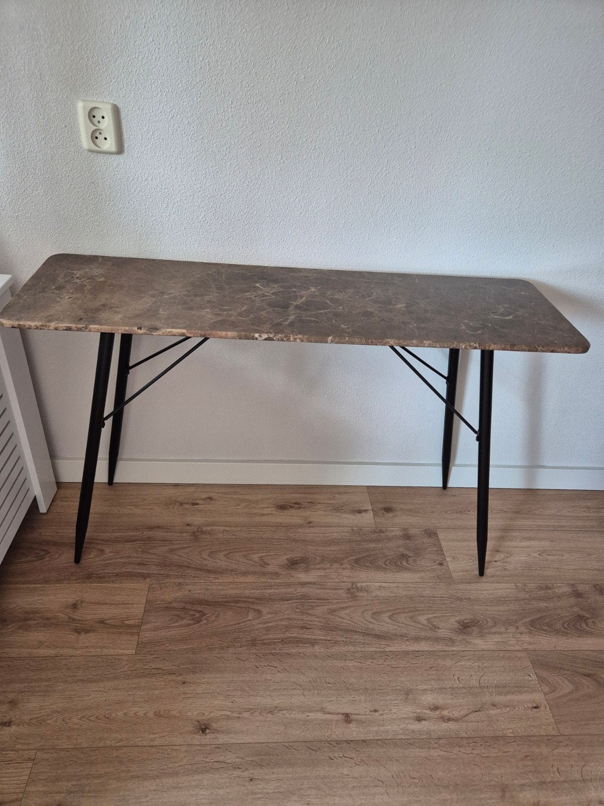 Elegante sidetable met marmerlook blad en metalen poten, Huis en Inrichting, Tafels | Sidetables, Ophalen, 100 tot 150 cm, Overige materialen