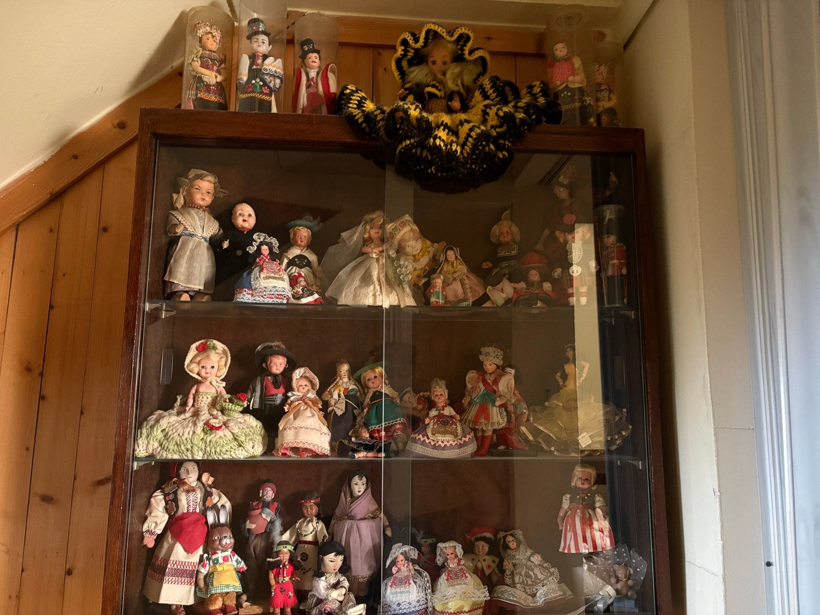 Verzameling van diverse poppen in vitrinekast, Verzamelen, Poppen, Ophalen of Verzenden, Gebruikt, Overige typen
