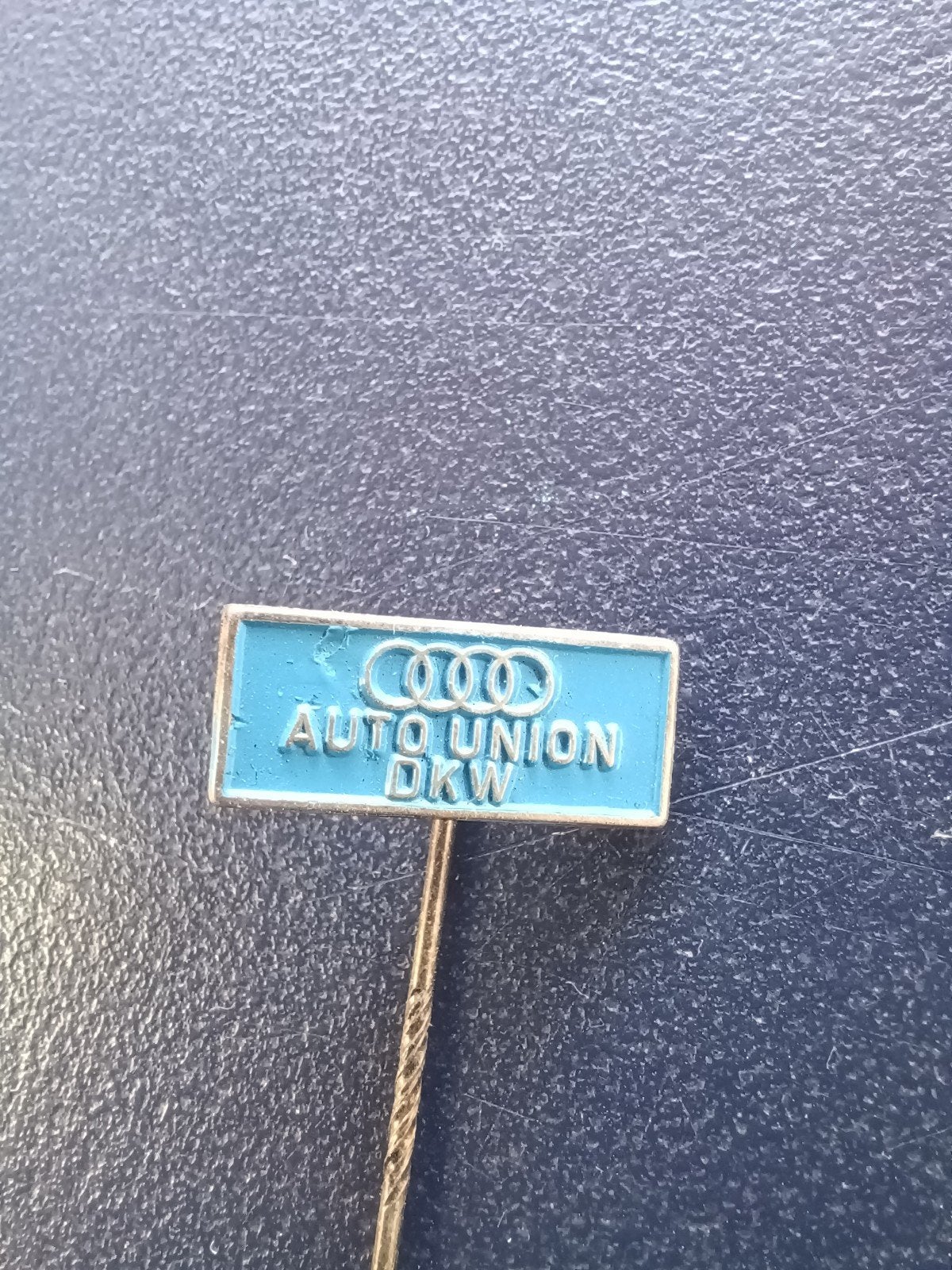 Speldje Auto Union DKW (blauw), Verzamelen, Ophalen of Verzenden, Gebruikt, Overige onderwerpen, Speldje of Pin