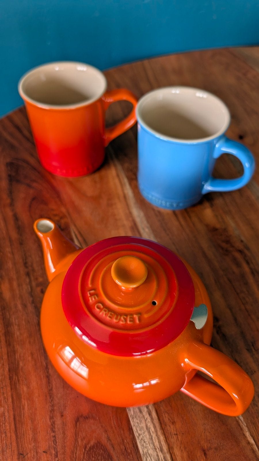 Le Creuset Theepot met 2 mokken, Ophalen of Verzenden, Zo goed als nieuw, Steen/keramiek, Meerkleurig