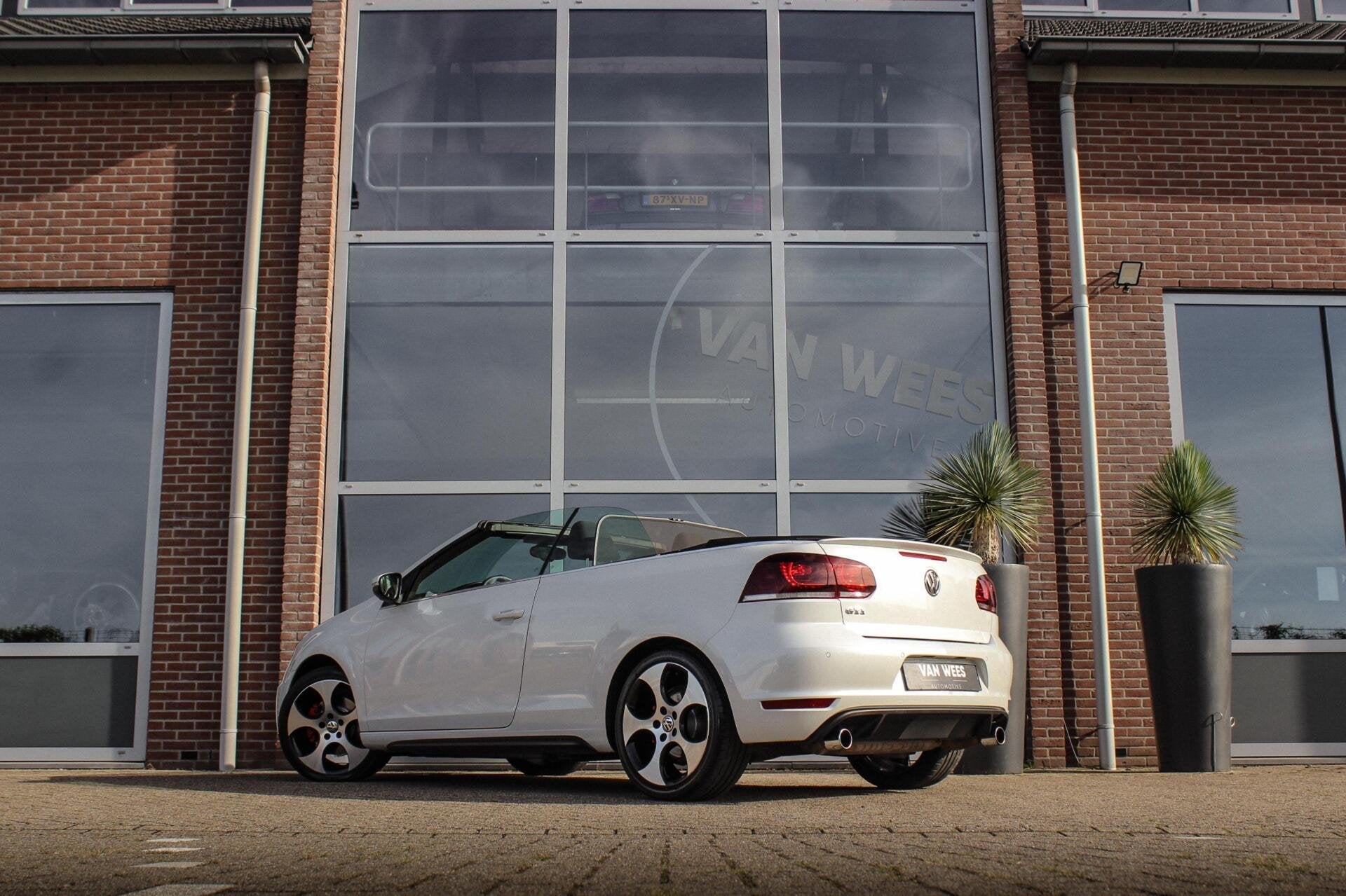 Volkswagen Golf Cabrio 2.0 TSI GTI | 2e eigenaar | DSG | Xen, Euro 5, Stof, Gebruikt, Zwart