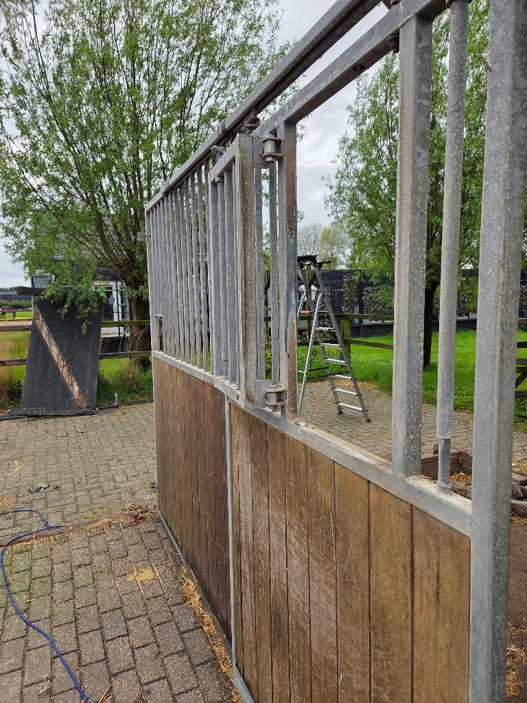 Paardenboxen, stalwanden, 4 paarden of pony's of meer