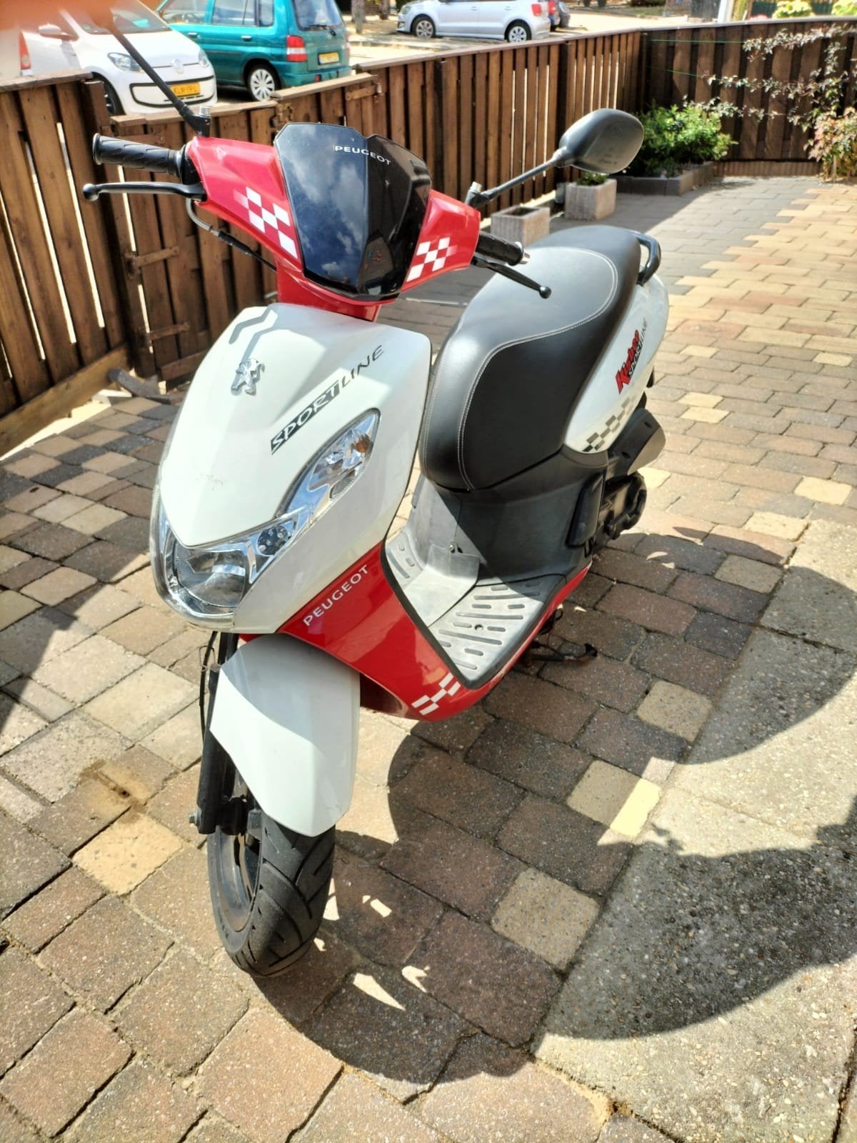 Peugeot Kisbee Sportline Scooter - Wit/Rood, Ophalen, Gebruikt, Benzine, Peugeot