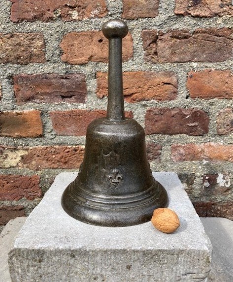 bronzen schoolbel, kerk bel, bel, originele klepel,17de, Antiek en Kunst, Antiek | Koper en Brons, Ophalen of Verzenden, Brons