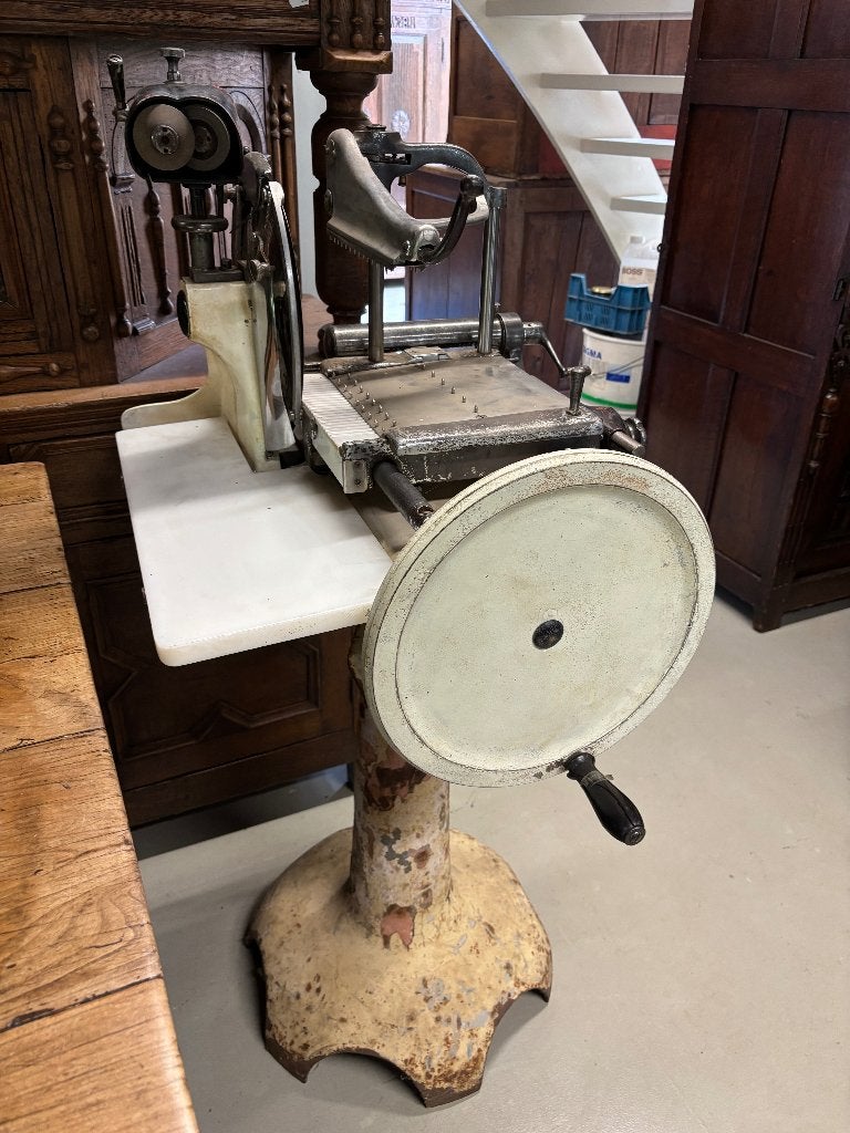 hele oude snijmachine op standaard blikvanger!!, Antiek en Kunst, Ophalen