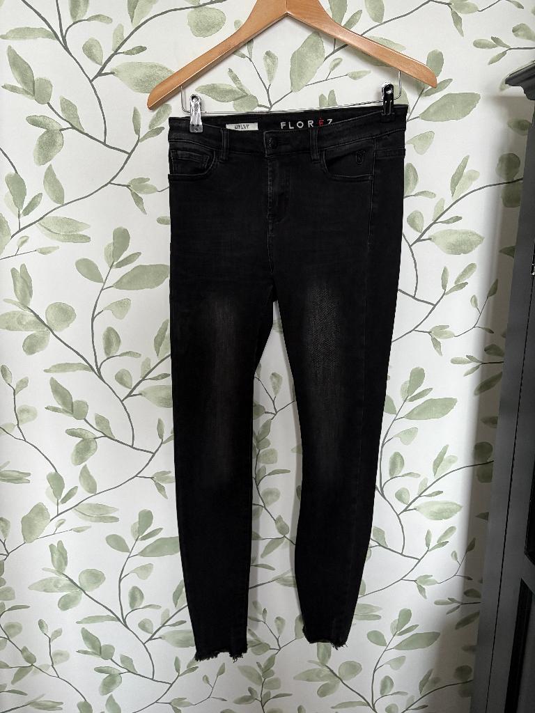 Florez Bobbi Slim fit spijkerbroek zwart maat 27, Kleding | Dames, Spijkerbroeken en Jeans, Zwart, Ophalen of Verzenden, Zo goed als nieuw