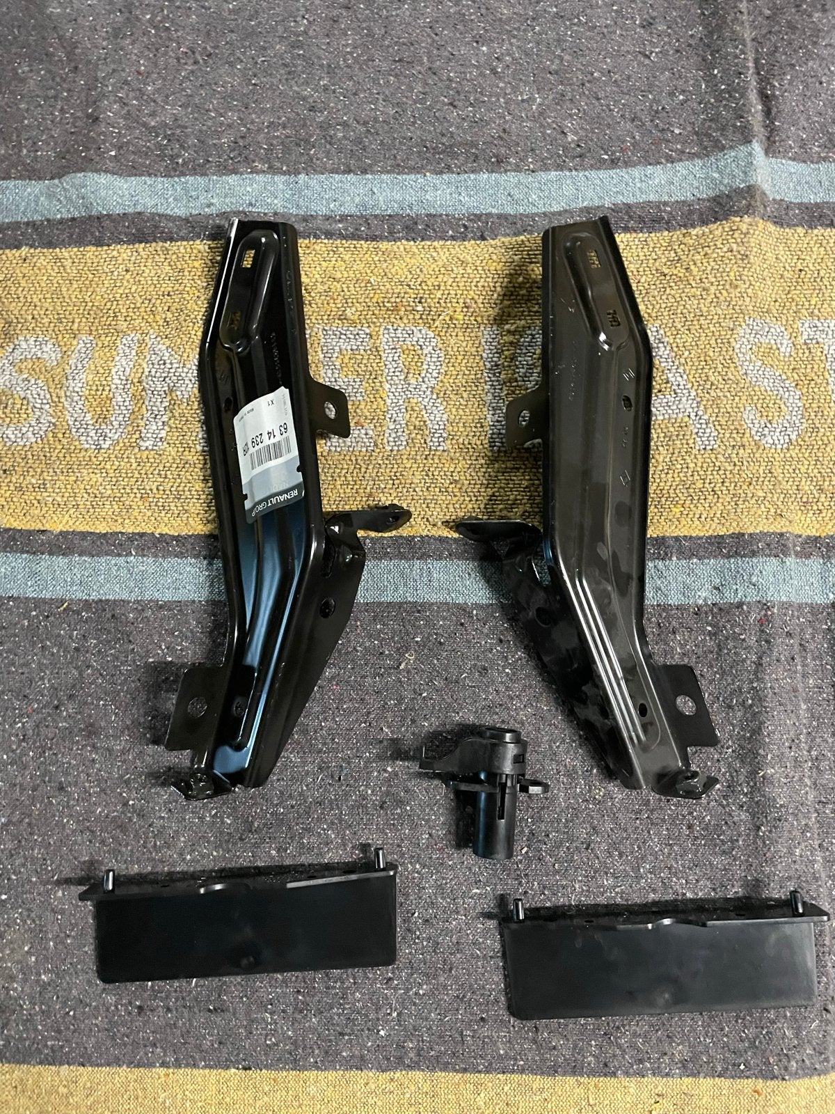 Spatbordsteun Renault Dacia OEM 631436494R, Auto-onderdelen, Nieuw, Ophalen of Verzenden, Spatbord, Renault