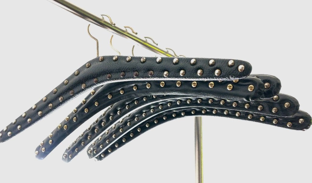 5 vintage skai kleerhangers met studs zwart, Ophalen of Verzenden, Gebruikt, Volwassenen