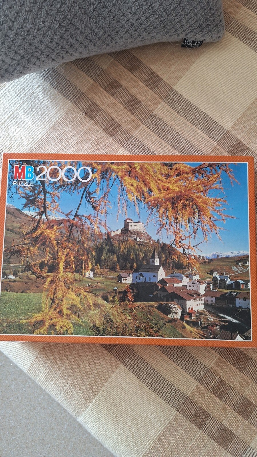 MB 2000 Stukjes Puzzel - Berglandschap met Kasteel, Ophalen of Verzenden, Meer dan 1500 stukjes, Zo goed als nieuw, Legpuzzel