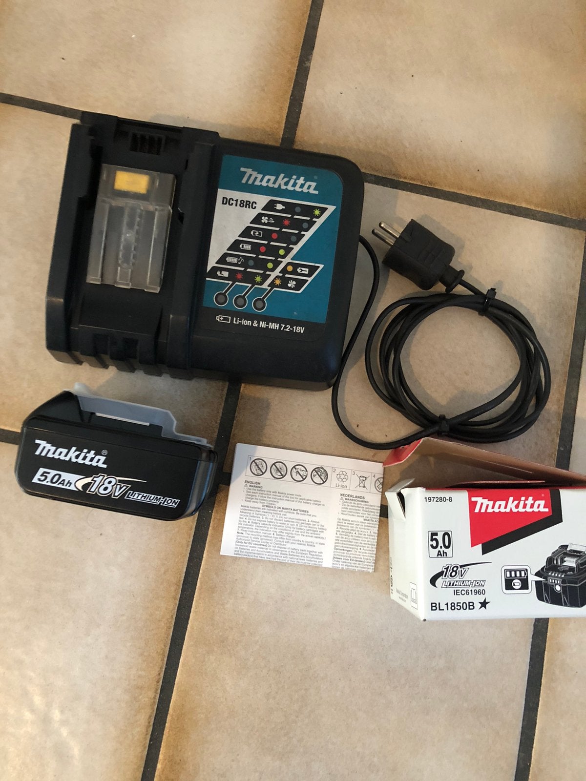 Nieuw origineel makita accu van 5 Ah een snelle oplader, Ophalen, Nieuw