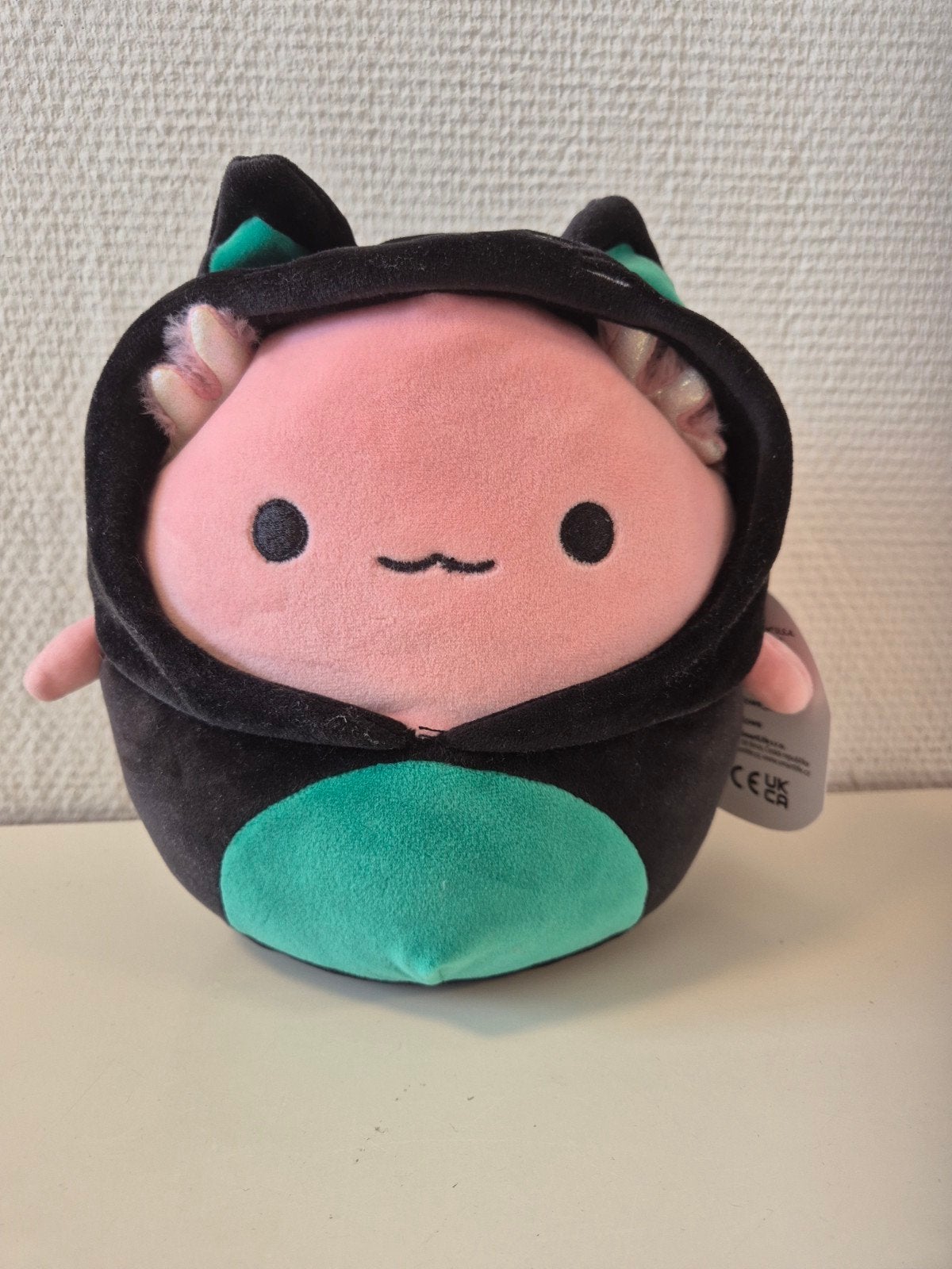 Squishmallow Archie de Axolotl in zwarte kattenpak, Overige karakters, Overige typen, Zwart, Ophalen of Verzenden