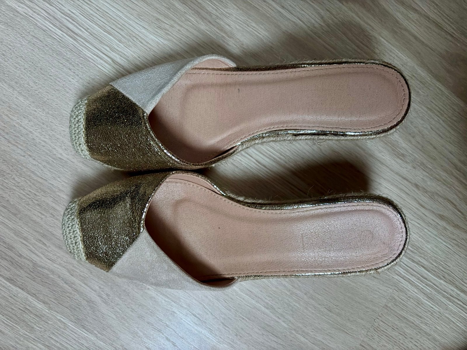 Goud met beige Espadrille / Muiltjes / Sleehakken Maat 41, Beige, Ophalen of Verzenden, Zo goed als nieuw, Espadrilles of Moccasins