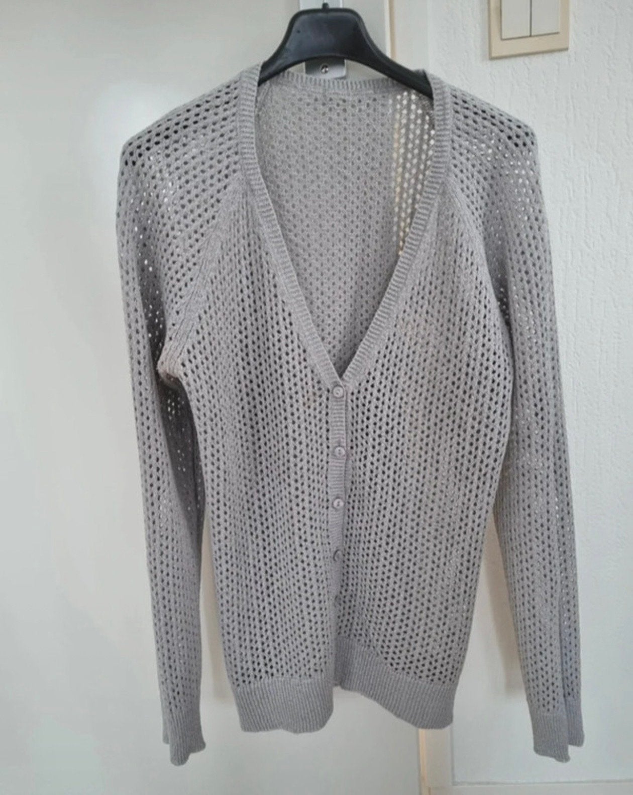 Lichtgrijze gebreide vest met knopen - maat M, Ophalen of Verzenden, Zo goed als nieuw, Maat 38/40 (M), Grijs