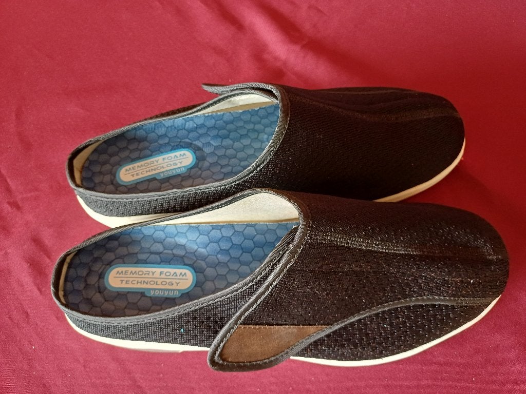 verstelbare slippers (nieuw) maat 43, Slippers, Zwart, Nieuw, Ophalen of Verzenden