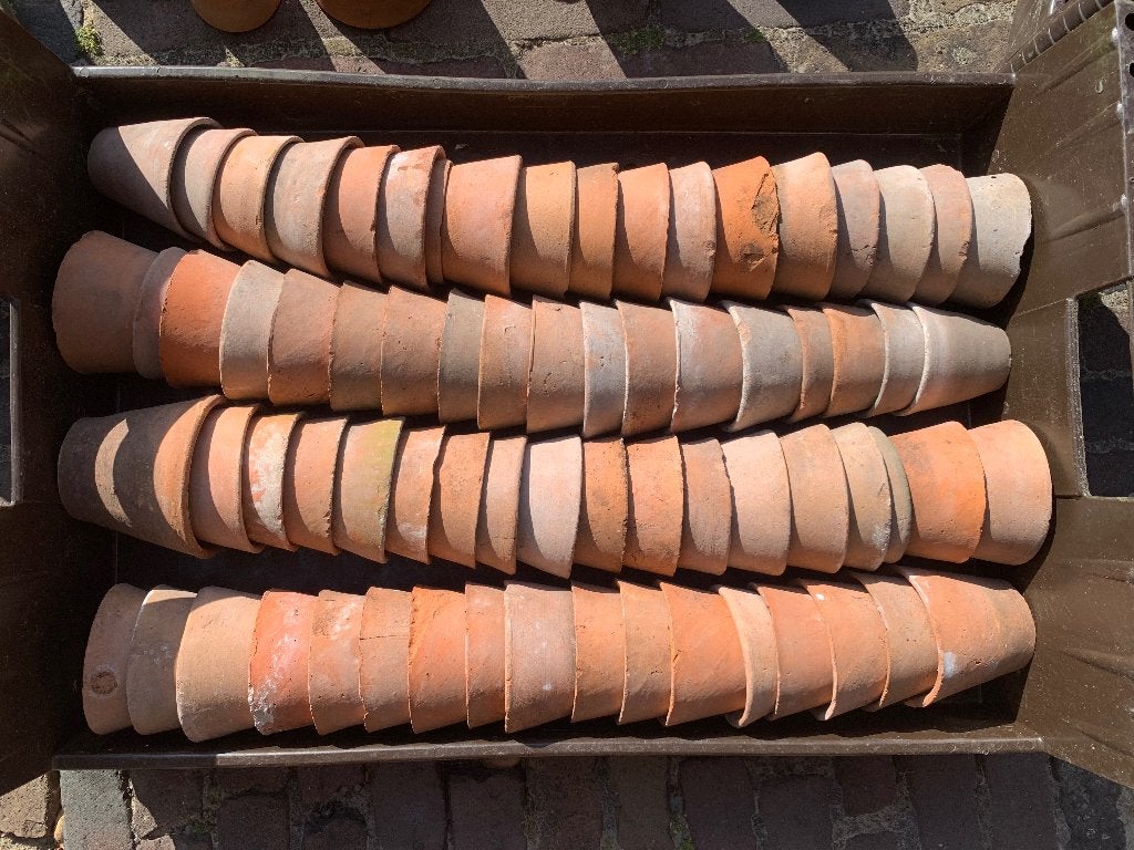 Foto 10 van Antieke handgemaakte aardewerken kweekpotjes